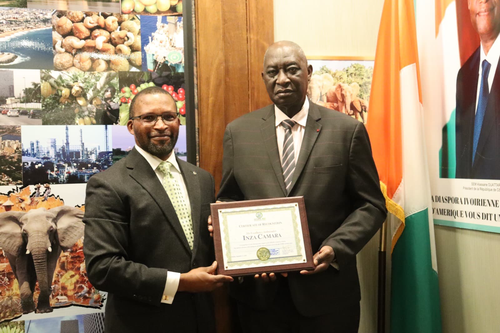Remise d’un certificat de reconnaissance à Son Excellence Monsieur l’Ambassadeur Inza Camara pour son intérêt porté au projet SCORE360